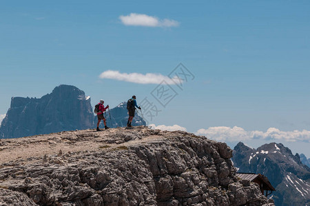 背包客实现他们的目标登上山图片