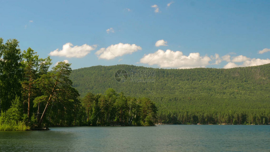 美丽的湖风景有蓝天空树木和湖图片