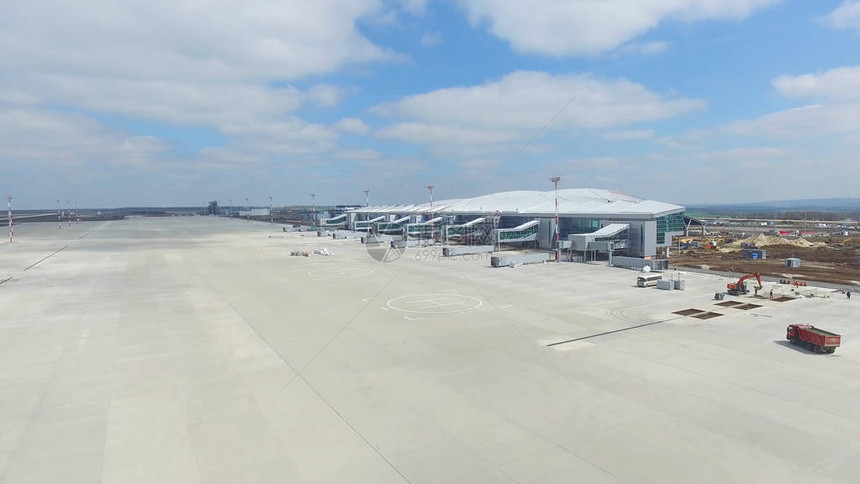 现代国际机场航站楼的鸟瞰图环游世界空的机场天线机场跑道视图滑行道上的机场标记正驶图片