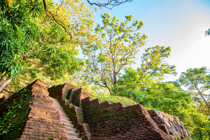 Sigiriya废墟考古遗址岩石图片