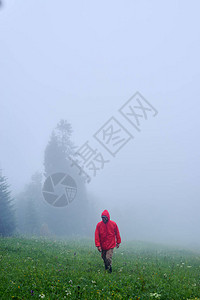 在雾天气中穿防水夹克旅游图片