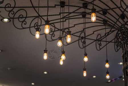 浅景深室内设计复古风格工艺的咖啡店吊灯组图片
