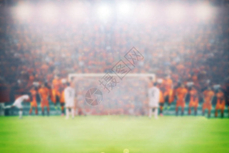 足球和足球体育场为Blury背景赢图片