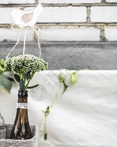 用瓶子和鲜花装饰婚礼庆祝和婚礼的概念图片