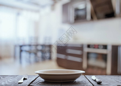 厨房的木制桌子上用叉子刀和图片