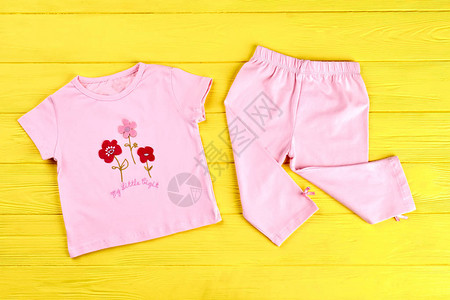 婴儿女婴漂亮棉衣粉红色T恤和黄色木本皮的脚链婴儿品牌图片