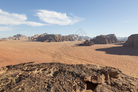 约旦南部瓦迪鲁姆沙漠的红沙和岩石地图片
