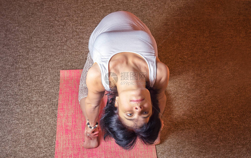40周怀孕的40周中年大考卡西亚孕妇在阿斯安娜做瑜伽锻炼图片