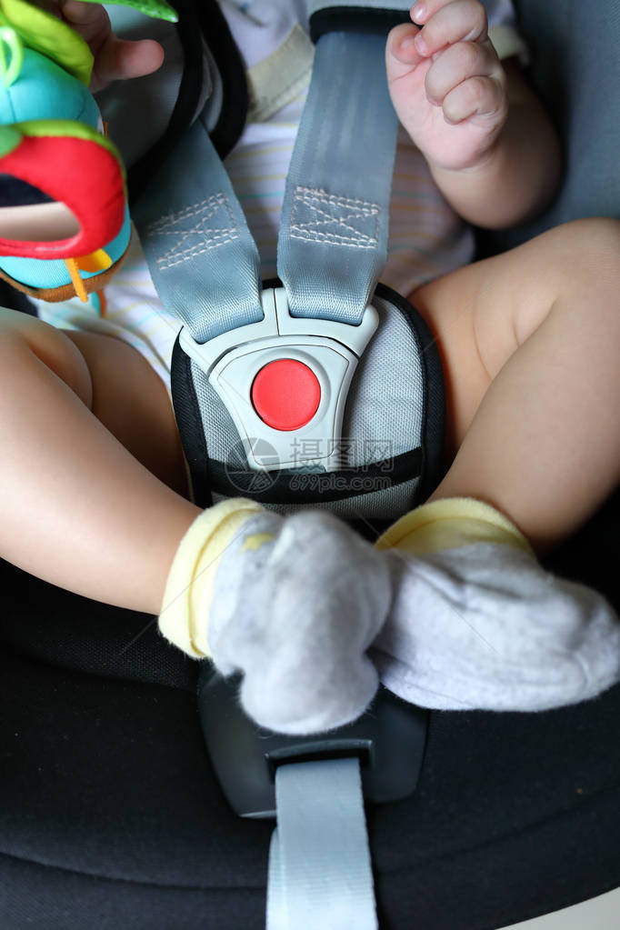 婴儿坐在汽车座椅上安图片