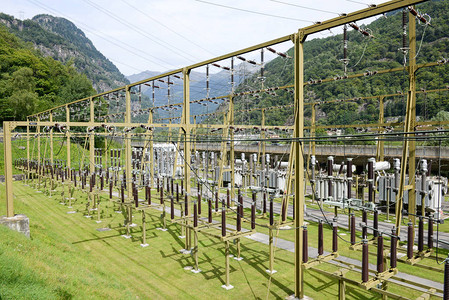 瑞士阿尔卑斯山莱文蒂纳峡谷上一个水电厂发电站高清图片