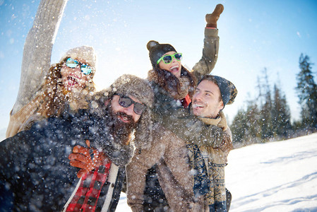 朋友们在雪地里玩得开心图片