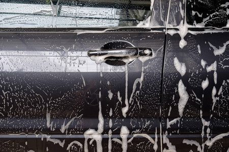 汽车周围的洗车泡沫图片