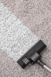 吸尘器清除地毯上的污垢图片