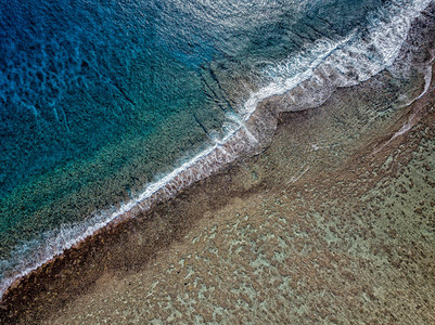 波利尼西亚拉罗汤加岛库克群岛空中景观礁石上的波浪图片