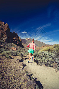 女跑步者在大自然中慢跑和锻炼图片