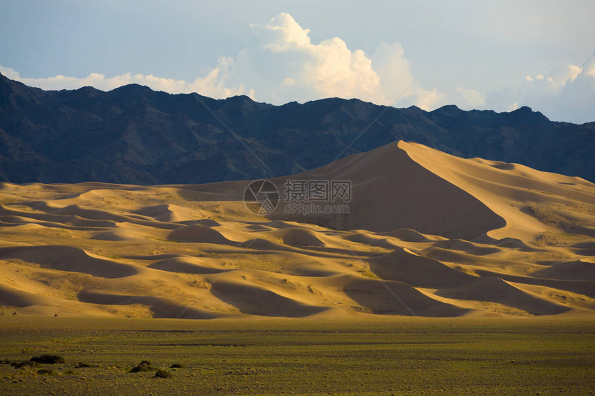 在蒙古南部高山背景深厚的KhongorEls沙丘底部观察图片