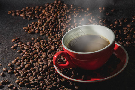 红色咖啡杯和咖啡豆的图片