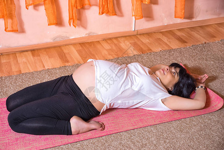 怀孕瑜伽和健身概念健康的孕产生活方式概念40周怀孕的中年白种女人做图片