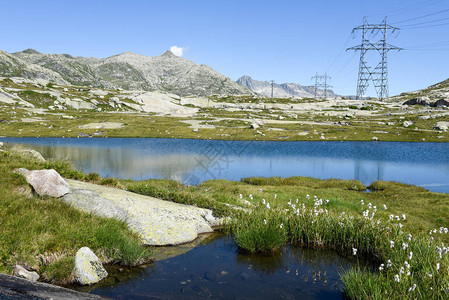 瑞士阿尔卑斯山上的圣哥达山口景图片