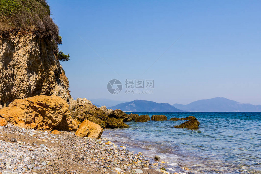 悬崖的海岸侵蚀是由风和雨水侵蚀图片