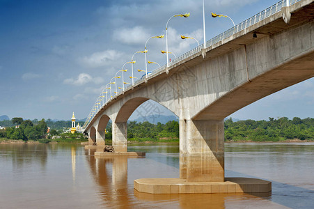 湄公河上的第三座泰老友谊大桥高清图片