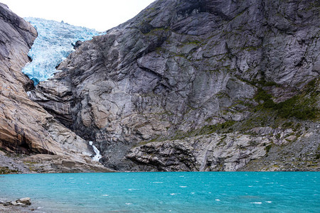 来自挪威蓝色冰川的蓝色水湖图片