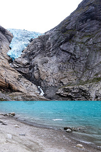 来自挪威蓝色冰川的蓝色水湖图片