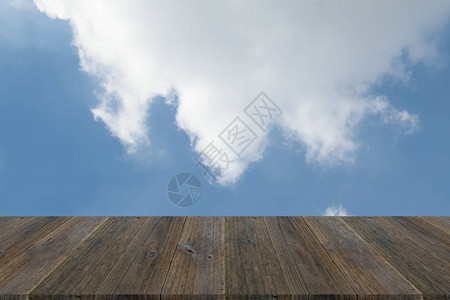蓝天白云与木露台的自然云景背景图片
