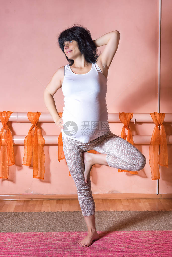 怀孕瑜伽和健身概念健康的生活方式产妇概念40周怀孕的中年白人妇女站在gomukasana体图片
