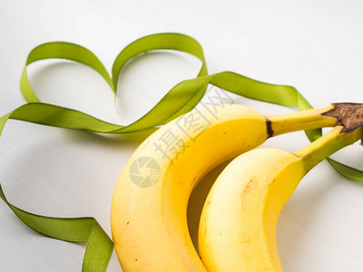 两只香蕉有绿色丝带框和白色背图片