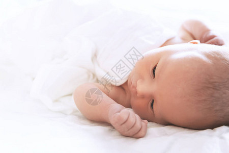 新生儿出生头几天小可爱的新生儿图片