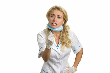 恼怒的年轻护士或女医生与某人争吵图片