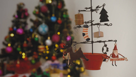 将圣诞树上的装饰品和装饰灯光封上图片