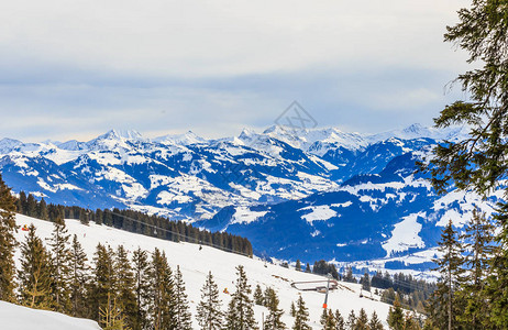 在滑雪度假胜地的斜坡上BrisenimThalefTyro图片