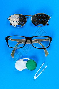 医学概念一套视觉配件顶视图针孔眼镜带容器的镜图片