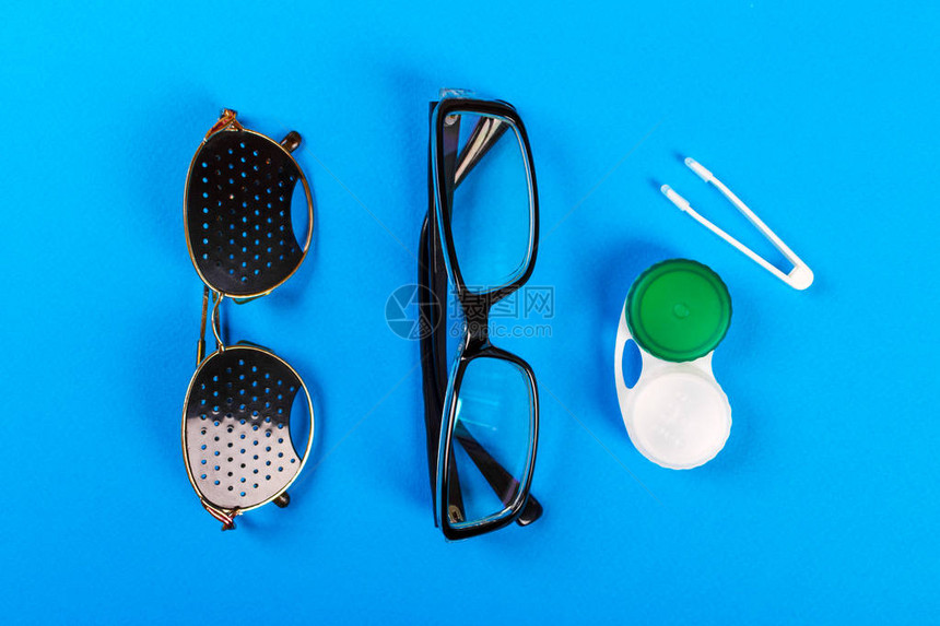 一套视觉配件针孔眼镜带容器的镜片和视力眼镜一副带反射的医用针孔眼镜医学图片