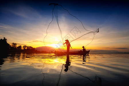 渔民使用蚊帐在湖边捕鱼的休游纸背景图片