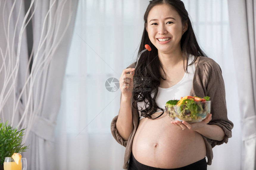 亚洲孕妇与健康的蔬菜一图片