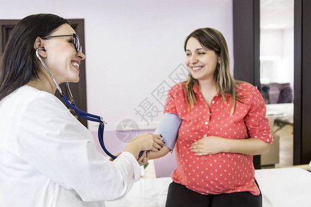 年轻孕妇在医生办公室图片