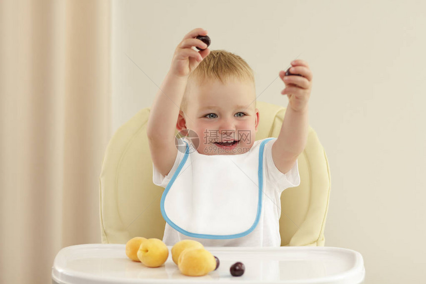 吃成熟水果的小男孩图片