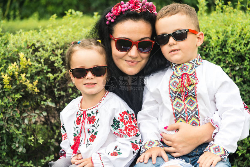 母亲和身着乌克兰民族服装的儿童乌克兰服装图片