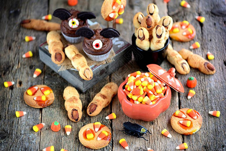 巧克力蛋糕蝙蝠和脆饼干巫婆的手指美味糕点糖果为庆祝万圣节的图片