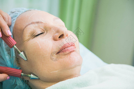 美容诊所美容院高级女肌肉调理程序女患者享受皮肤护理治疗特图片