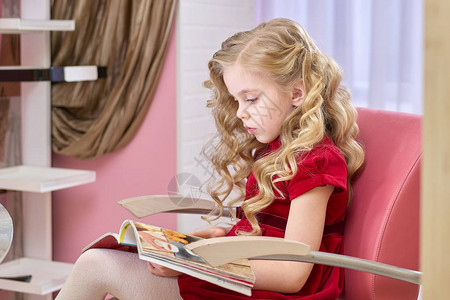 读杂志的小女孩美发沙龙里的孩子背景图片
