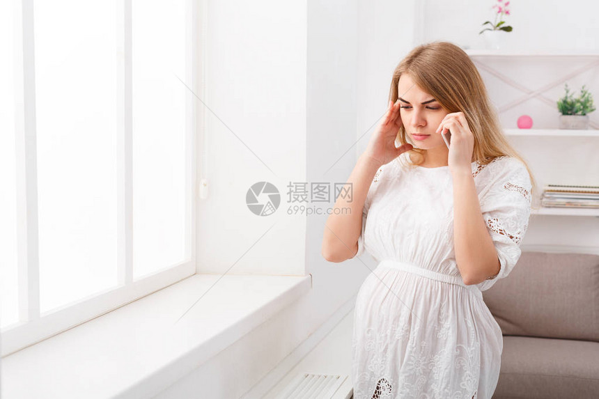 担心的孕妇在电话里交谈图片