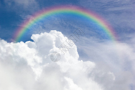 雨后蓝天划过美丽经典彩虹彩虹是雨后出高清图片