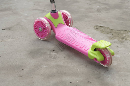 路上的粉色儿童滑板车图片