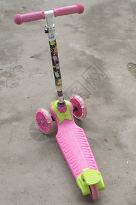 路上的粉色儿童滑板车图片