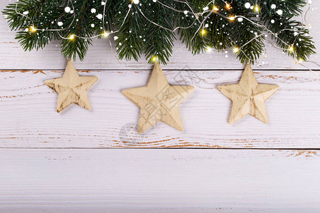 白色木制背景的圣诞装饰恒星和亮图片