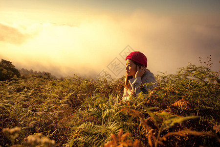 站在悬崖边的年轻女子俯视着山图片